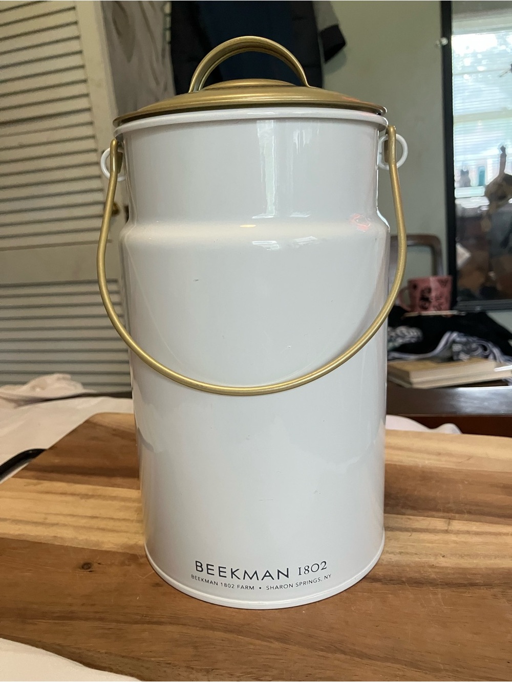 Decorative White Dairy Advertising Tin Milk Can